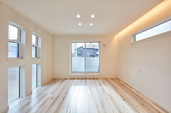 角屋ハウジング 【3階建て/狭小地/無垢材】敷地を最大限活用して広々過ごせるビルトインガレージハウスの建築実例画像2