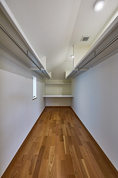角屋ハウジング 【吹き抜け/小屋裏/収納】爽やかな香りと木の温もりの中で暮らす理想の住まい　の建築実例画像7