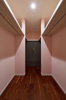 角屋ハウジング 【2階建て/ガレージ/太陽光発電/無垢材】主役はピンク！家事動線も趣味へのこだわりも取ったエコハウスの建築実例画像6