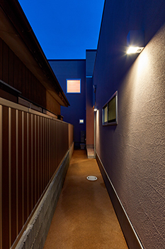 角屋ハウジング 【2階建て/ガレージ/太陽光発電/無垢材】主役はピンク！家事動線も趣味へのこだわりも取ったエコハウスの建築実例画像10