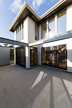 角屋ハウジング 【2階建て/和室/スタディコーナー】吹き抜けとスケルトン階段で陽光をたっぷり取り込んだ温かい住まいの建築実例画像2