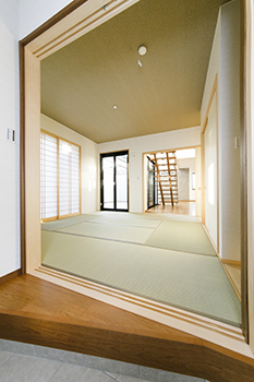 角屋ハウジング 【2階建て/和室/スタディコーナー】吹き抜けとスケルトン階段で陽光をたっぷり取り込んだ温かい住まいの建築実例画像6