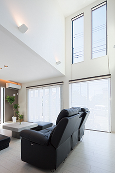 角屋ハウジング 【1000万円台/2階建て/31坪/書斎/間取り図】吹抜け空間の高窓から降り注ぐ光で明るいシンプルモダンハウスの建築実例画像2