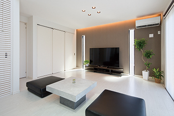 角屋ハウジング 【1000万円台/2階建て/31坪/書斎/間取り図】吹抜け空間の高窓から降り注ぐ光で明るいシンプルモダンハウスの建築実例画像3