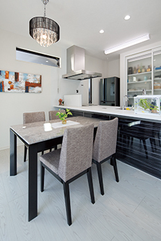 角屋ハウジング 【1000万円台/2階建て/31坪/書斎/間取り図】吹抜け空間の高窓から降り注ぐ光で明るいシンプルモダンハウスの建築実例画像4