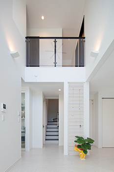 角屋ハウジング 【1000万円台/2階建て/31坪/書斎/間取り図】吹抜け空間の高窓から降り注ぐ光で明るいシンプルモダンハウスの建築実例画像5