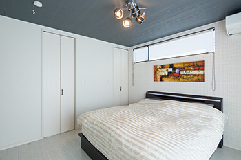 角屋ハウジング 【1000万円台/2階建て/31坪/書斎/間取り図】吹抜け空間の高窓から降り注ぐ光で明るいシンプルモダンハウスの建築実例画像6