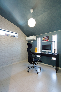 角屋ハウジング 【1000万円台/2階建て/31坪/書斎/間取り図】吹抜け空間の高窓から降り注ぐ光で明るいシンプルモダンハウスの建築実例画像7