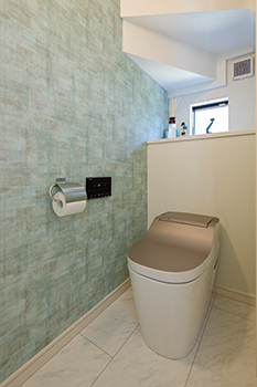 角屋ハウジング 【1000万円台/2階建て/31坪/書斎/間取り図】吹抜け空間の高窓から降り注ぐ光で明るいシンプルモダンハウスの建築実例画像8