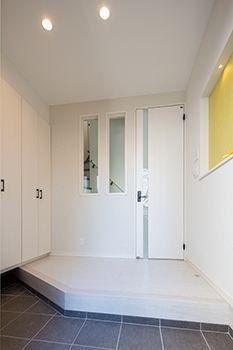 角屋ハウジング 【1000万円台/2階建て/31坪/書斎/間取り図】吹抜け空間の高窓から降り注ぐ光で明るいシンプルモダンハウスの建築実例画像9