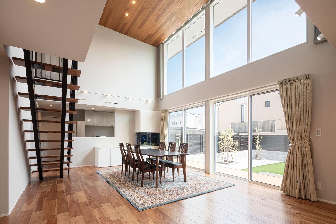 角屋ハウジング 【2階建て/3000万円台/大開口/吹き抜け/パティオ/間取図】圧倒的な開放感を楽しむ、リゾート感溢れる住まいの建築実例画像2