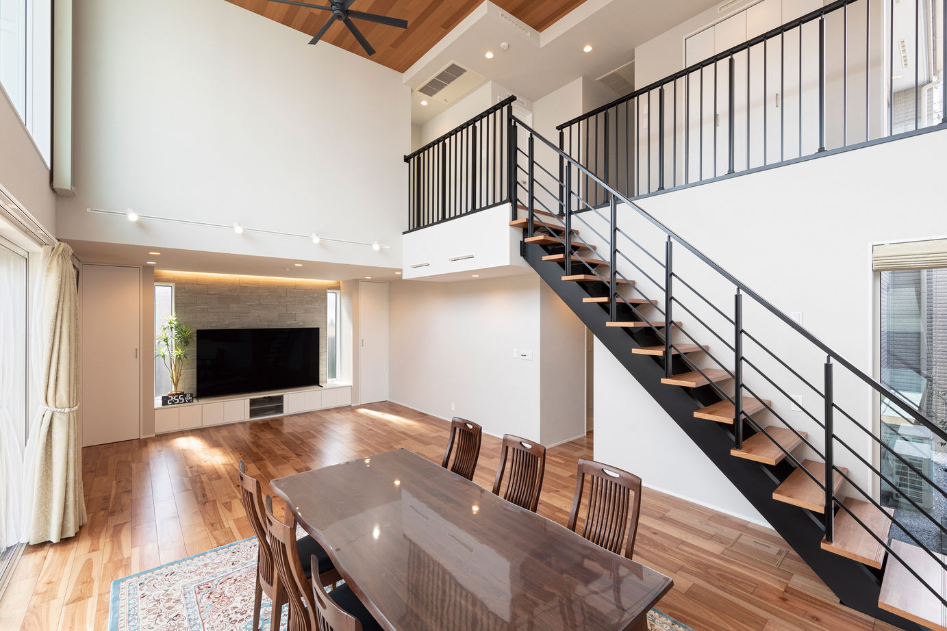 角屋ハウジング 【2階建て/3000万円台/大開口/吹き抜け/パティオ/間取図】圧倒的な開放感を楽しむ、リゾート感溢れる住まいの建築実例画像4