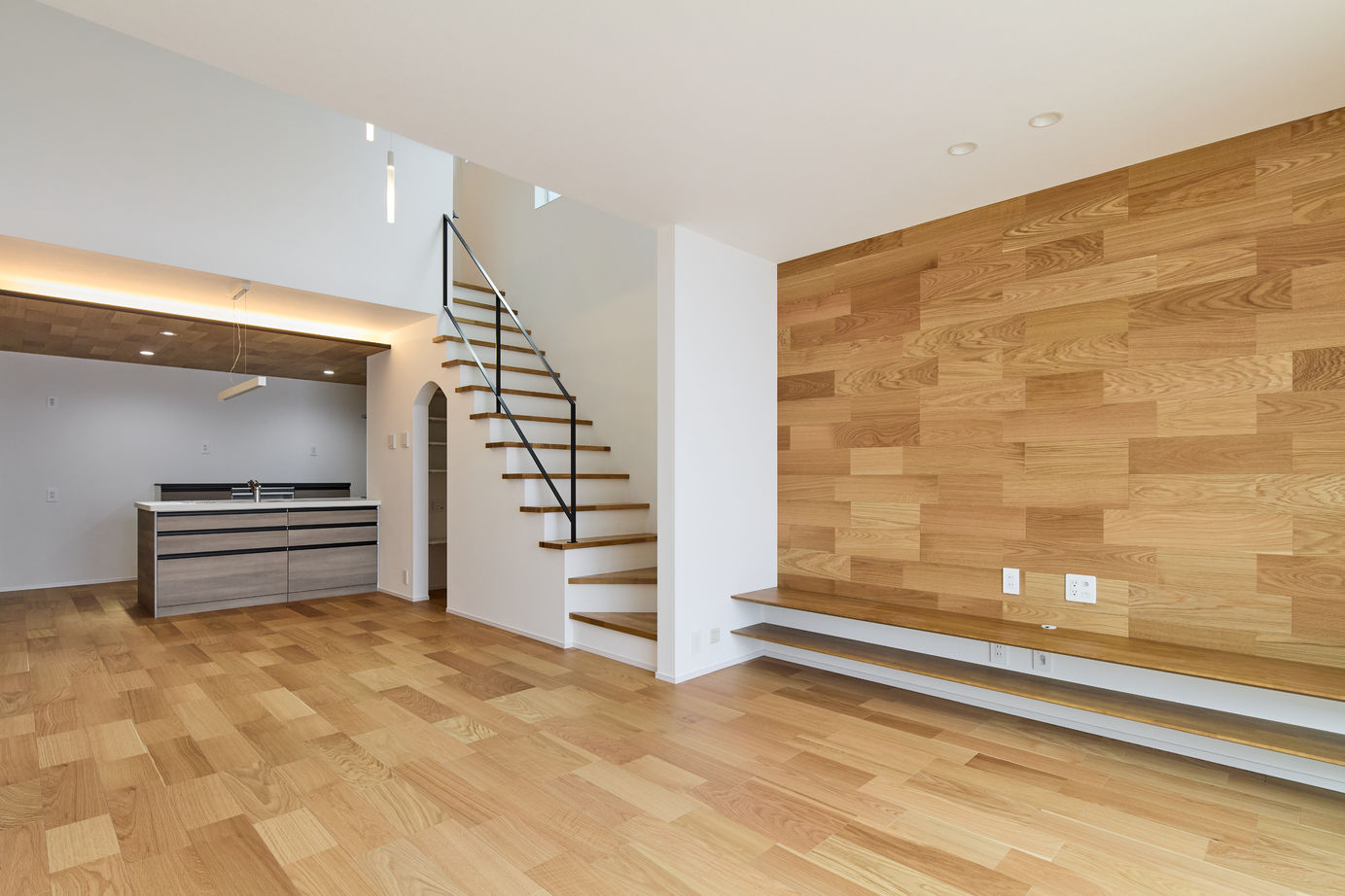 角屋ハウジング 【2000万円台／吹き抜け／家事動線】開放感溢れる空間でリラックス！建築家とつくったデザイナーズハウスの建築実例画像2