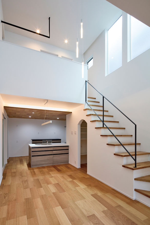 角屋ハウジング 【2000万円台／吹き抜け／家事動線】開放感溢れる空間でリラックス！建築家とつくったデザイナーズハウスの建築実例画像6