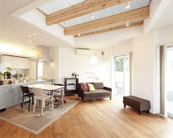 カメヤグローバル 【2000万円台/駐車場有/約35坪】ウッドデッキや吹抜けで大空間を実現したリゾートな家の実例の建築実例画像1