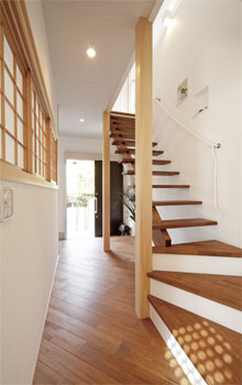 カメヤグローバル 【2000万円台/駐車場有/約35坪】ウッドデッキや吹抜けで大空間を実現したリゾートな家の実例の建築実例画像3