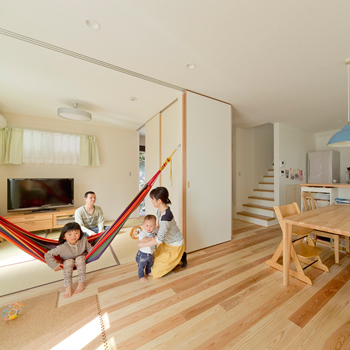 カメヤグローバル 【大阪府/2000万円台/約30坪/狭山市】子供も嬉しい天然無垢材と家事ラク導線にこだわった家（間取り図有）の建築実例画像2