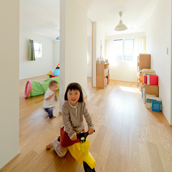 カメヤグローバル 【大阪府/2000万円台/約30坪/狭山市】子供も嬉しい天然無垢材と家事ラク導線にこだわった家（間取り図有）の建築実例画像4