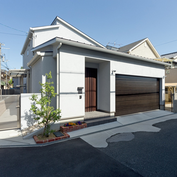 カメヤグローバル 【大阪府/2000万円台/約50坪/大阪市】オークの無垢を使った耐震・耐久性に配慮した家の実例（間取り図有）の建築実例画像1