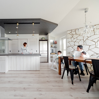 カメヤグローバル 【大阪府/2000万円台/約50坪/貝塚市】インナーガレージとウッドデッキがある建築士と造る家（間取り図有）の建築実例画像2