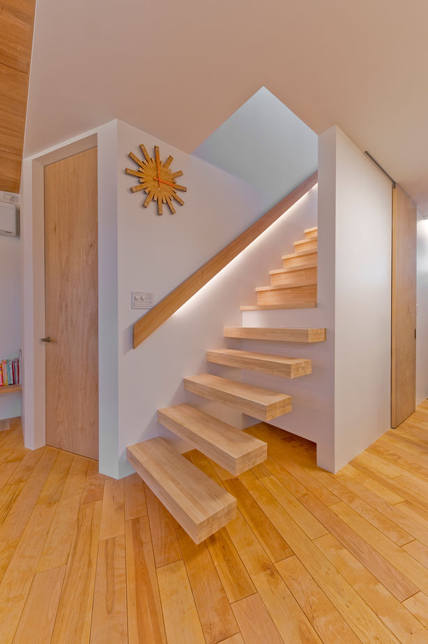 カメヤグローバル 【大阪府/2000万円台/岸和田市】斜めの天井や壁、宙に浮く階段。木と緑の眺めに癒されるデザイナーズハウスの建築実例画像5