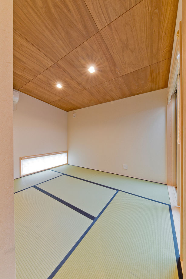 カメヤグローバル 【大阪府/2000万円台/岸和田市】斜めの天井や壁、宙に浮く階段。木と緑の眺めに癒されるデザイナーズハウスの建築実例画像6