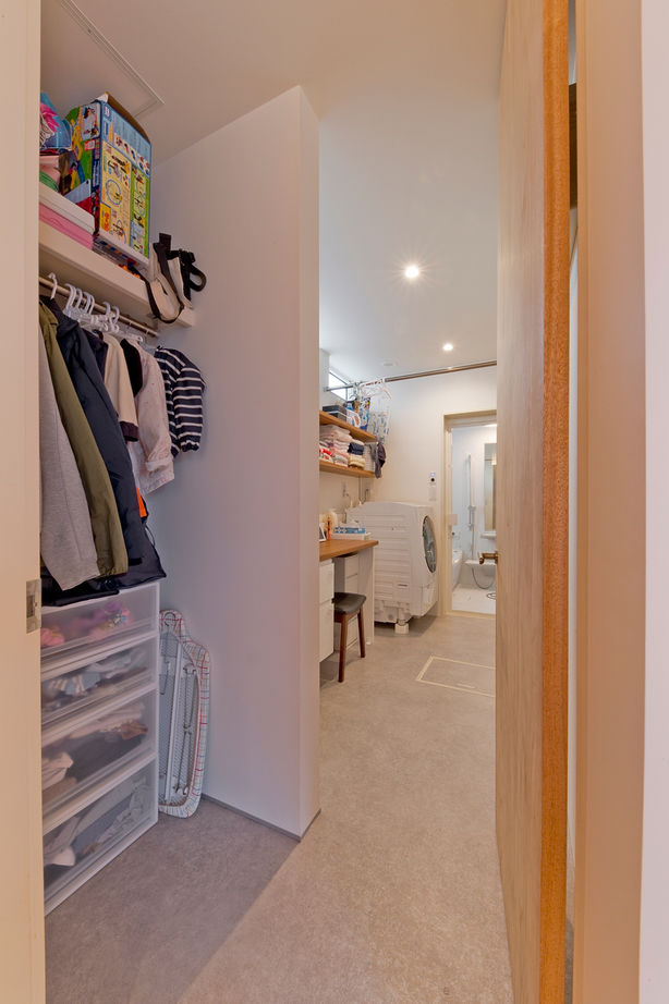 カメヤグローバル 【大阪府/2000万円台/岸和田市】斜めの天井や壁、宙に浮く階段。木と緑の眺めに癒されるデザイナーズハウスの建築実例画像7