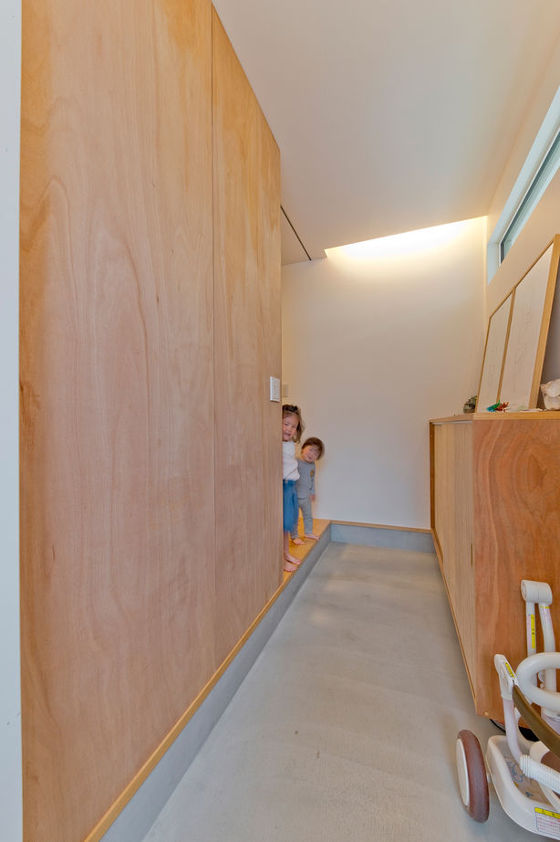 カメヤグローバル 【大阪府/2000万円台/岸和田市】斜めの天井や壁、宙に浮く階段。木と緑の眺めに癒されるデザイナーズハウスの建築実例画像9