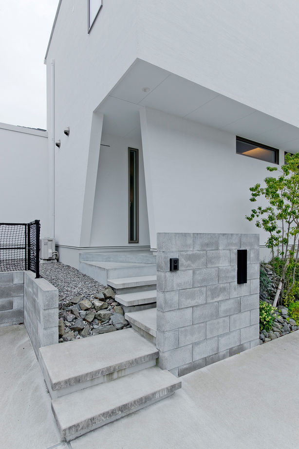 カメヤグローバル 【大阪府/2000万円台/岸和田市】斜めの天井や壁、宙に浮く階段。木と緑の眺めに癒されるデザイナーズハウスの建築実例画像10