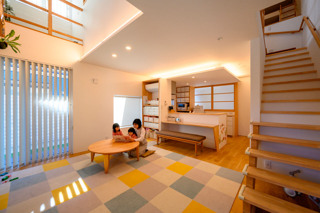 カメヤグローバル 【大阪府/2000万円台/建築家】高性能で吹抜けのある家。ソファを置かず、子どもの作品が彩る広々リビングの建築実例画像2