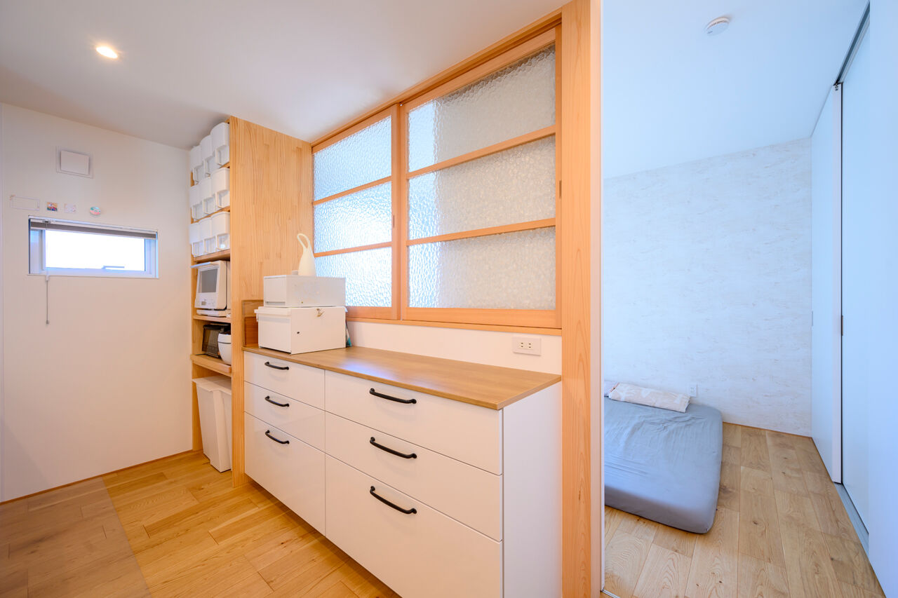 カメヤグローバル 【大阪府/2000万円台/建築家】高性能で吹抜けのある家。ソファを置かず、子どもの作品が彩る広々リビングの建築実例画像5