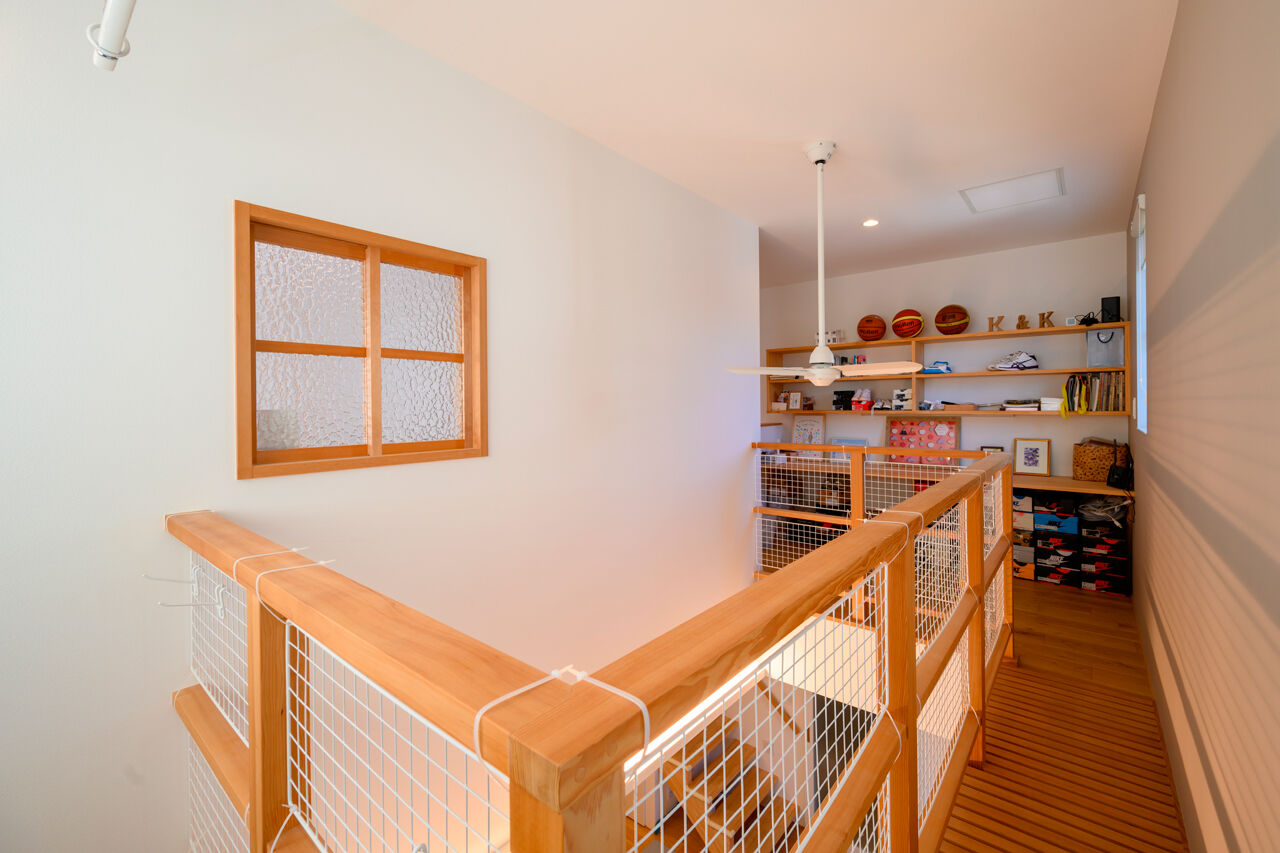 カメヤグローバル 【大阪府/2000万円台/建築家】高性能で吹抜けのある家。ソファを置かず、子どもの作品が彩る広々リビングの建築実例画像6