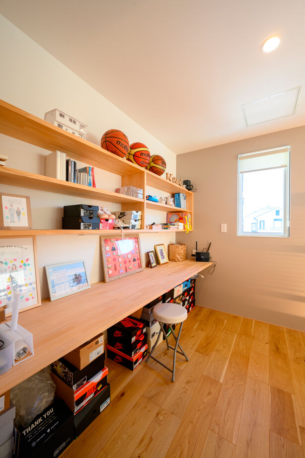 カメヤグローバル 【大阪府/2000万円台/建築家】高性能で吹抜けのある家。ソファを置かず、子どもの作品が彩る広々リビングの建築実例画像7