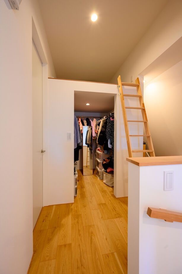 カメヤグローバル 【大阪府/2000万円台/建築家】高性能で吹抜けのある家。ソファを置かず、子どもの作品が彩る広々リビングの建築実例画像8