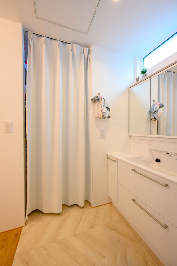 カメヤグローバル 【大阪府/2000万円台/建築家】高性能で吹抜けのある家。ソファを置かず、子どもの作品が彩る広々リビングの建築実例画像9