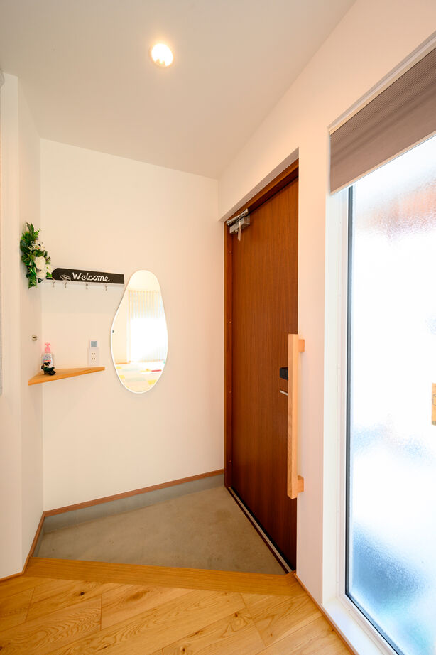 カメヤグローバル 【大阪府/2000万円台/建築家】高性能で吹抜けのある家。ソファを置かず、子どもの作品が彩る広々リビングの建築実例画像10