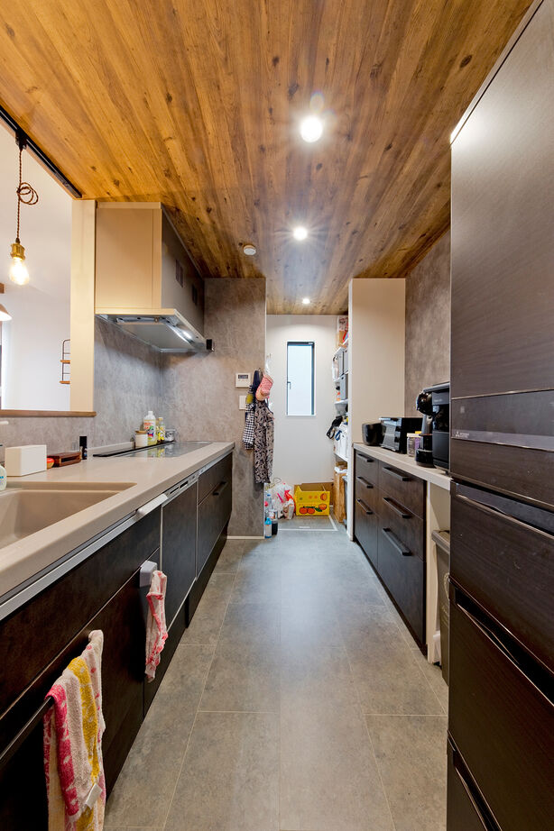 カメヤグローバル 【大阪府/2000万円台/約30坪/河内長野市】広い土間に薪ストーブ。火を眺めながら、リビングでくつろぐの建築実例画像8