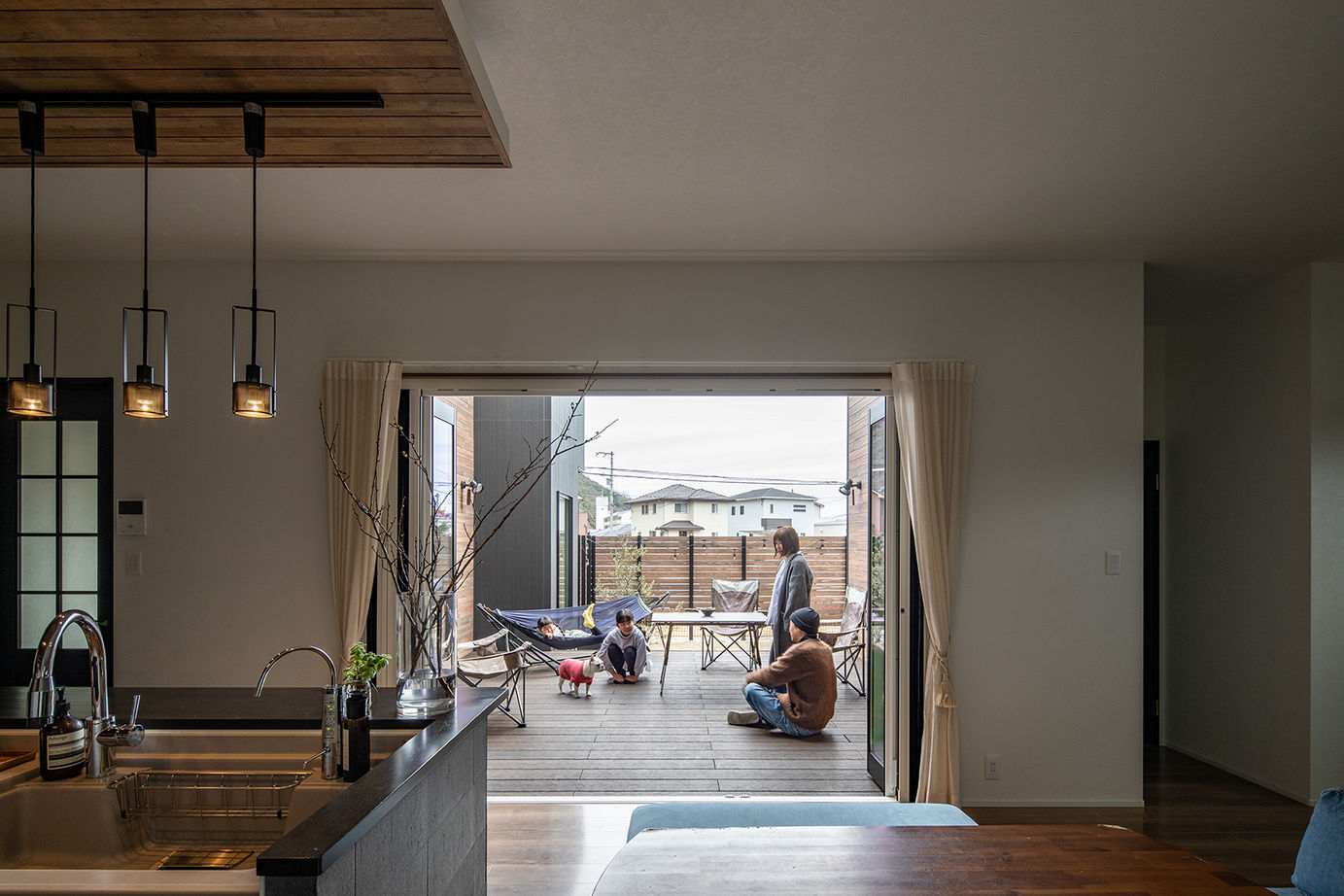 日興ホーム 【2,000万円台/中庭デッキ/148.24m2/間取り図有】リビングと中庭が一体化し開放感に満ちた家の建築実例画像2