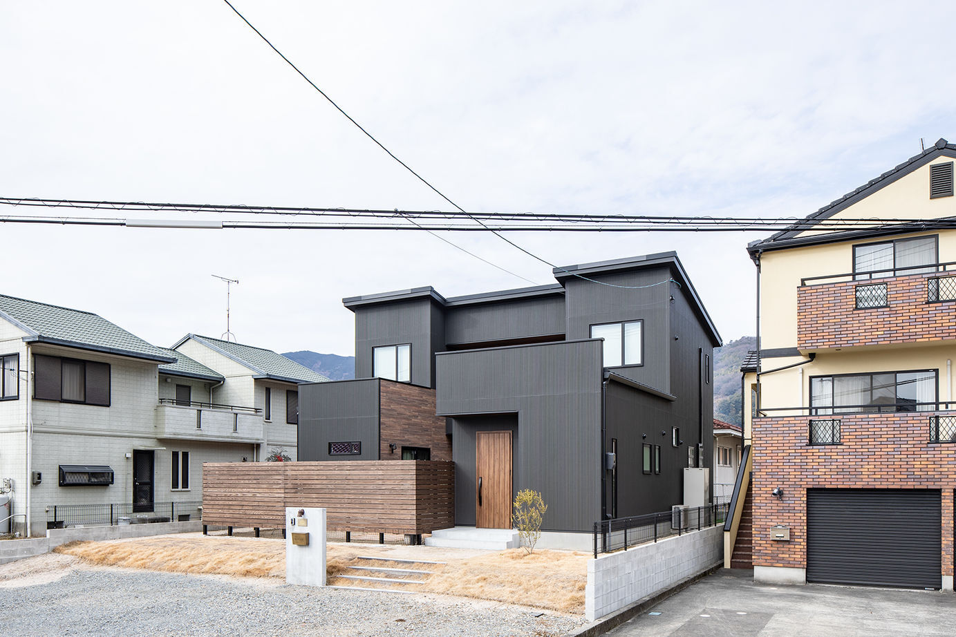 日興ホーム 【2,000万円台/中庭デッキ/148.24m2/間取り図有】リビングと中庭が一体化し開放感に満ちた家の建築実例画像3