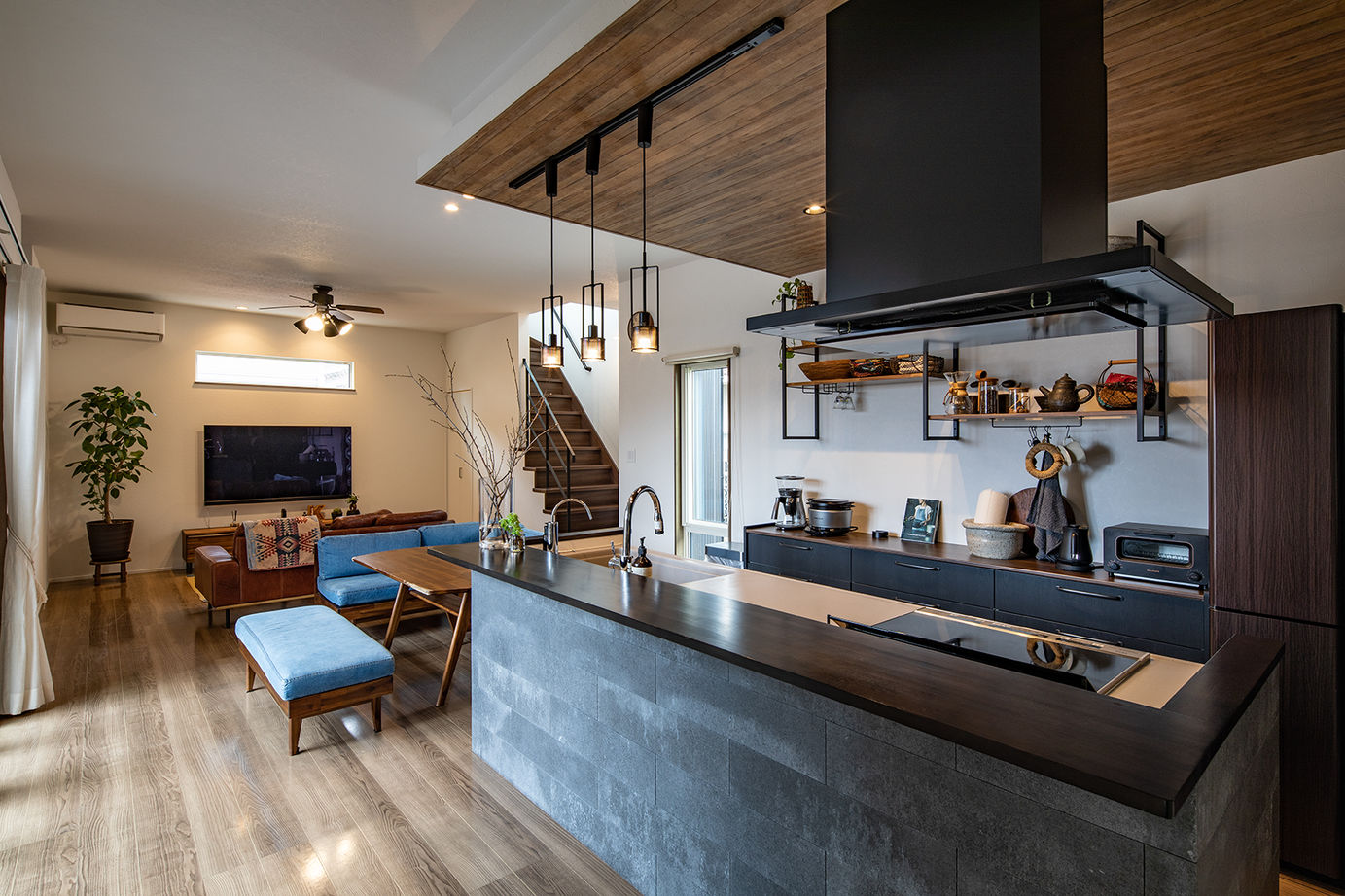 日興ホーム 【2,000万円台/中庭デッキ/148.24m2/間取り図有】リビングと中庭が一体化し開放感に満ちた家の建築実例画像4