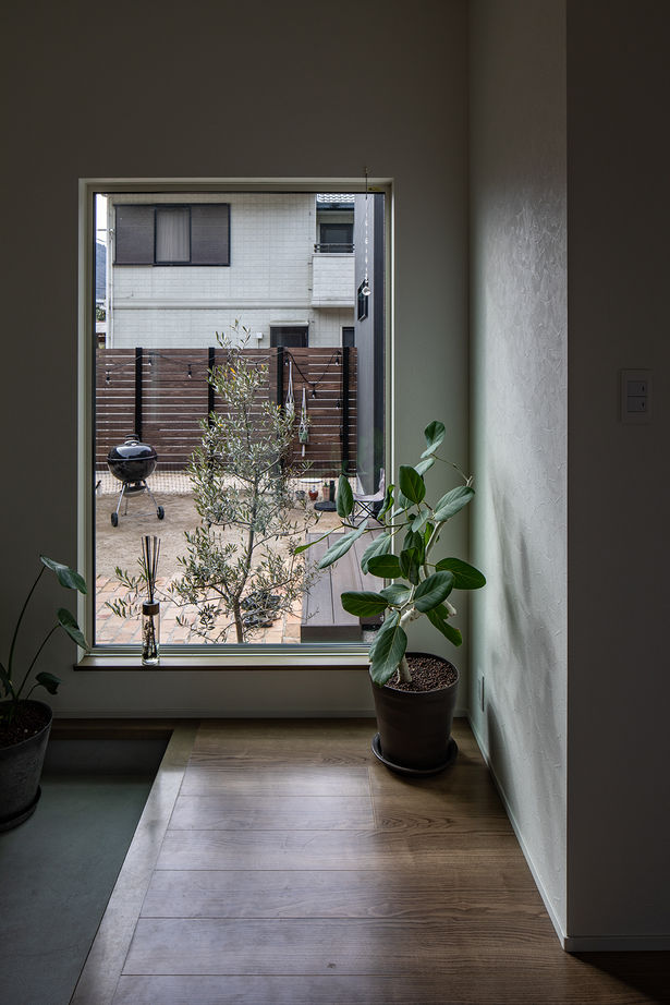 日興ホーム 【2,000万円台/中庭デッキ/148.24m2/間取り図有】リビングと中庭が一体化し開放感に満ちた家の建築実例画像6