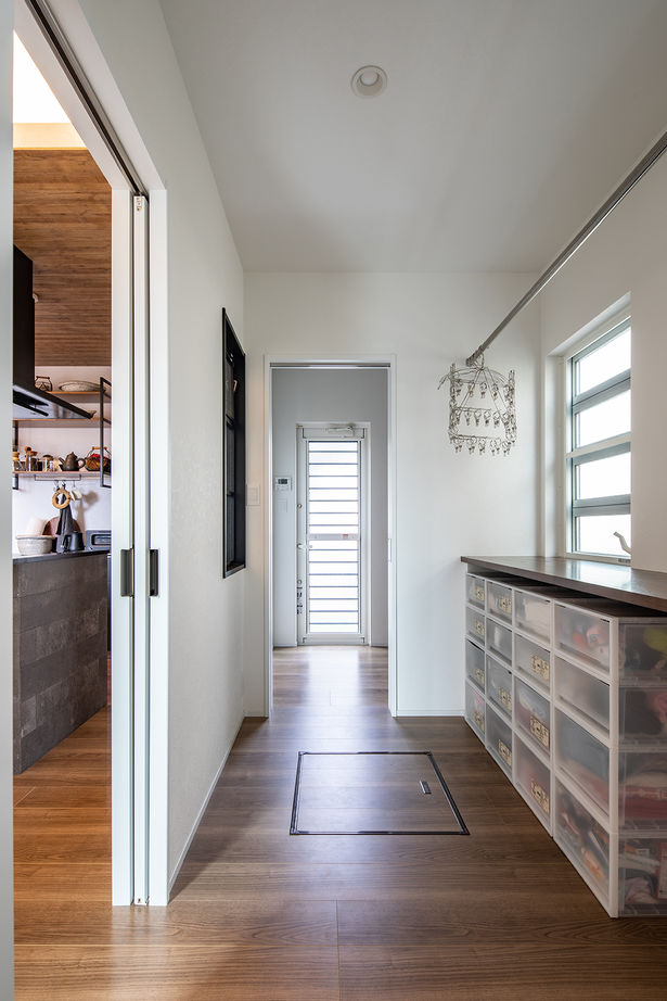 日興ホーム 【2,000万円台/中庭デッキ/148.24m2/間取り図有】リビングと中庭が一体化し開放感に満ちた家の建築実例画像8