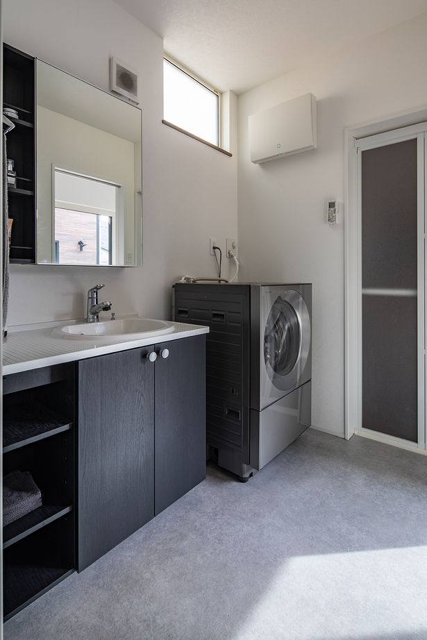 日興ホーム 【2,000万円台/中庭デッキ/148.24m2/間取り図有】リビングと中庭が一体化し開放感に満ちた家の建築実例画像9