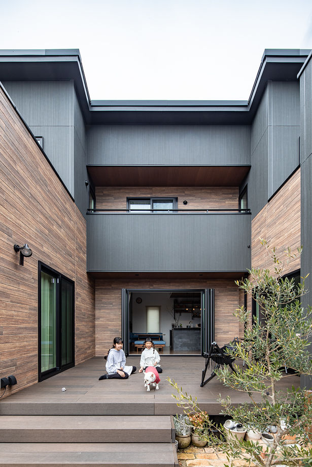 日興ホーム 【2,000万円台/中庭デッキ/148.24m2/間取り図有】リビングと中庭が一体化し開放感に満ちた家の建築実例画像10