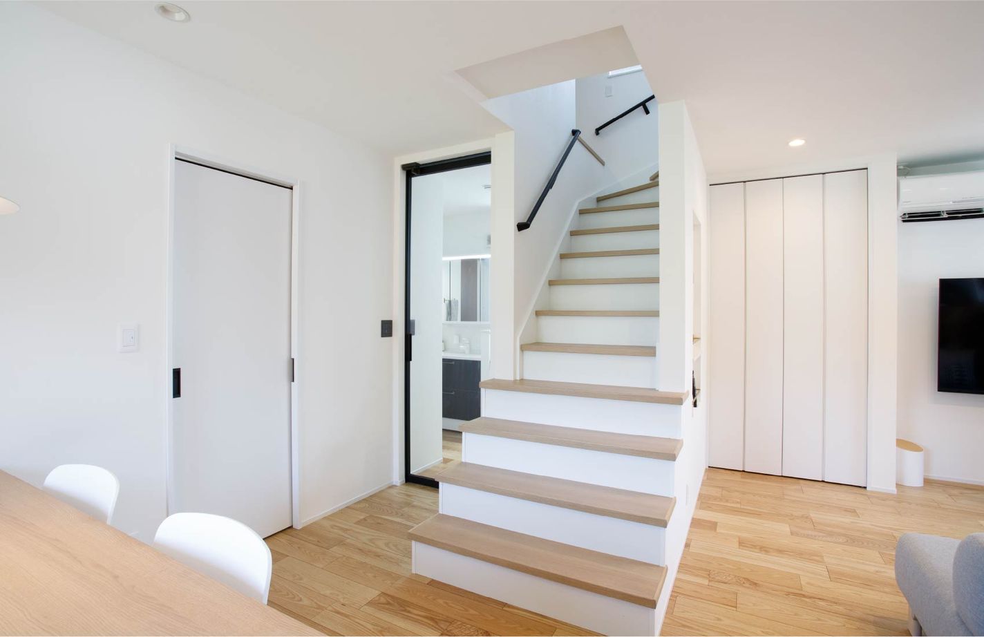 日興ホーム 【2,000万円台/狭小地/土地27.2坪/間取り図有】狭小地でもゆとりと採光に妥協しない注文住宅の醍醐味の建築実例画像3