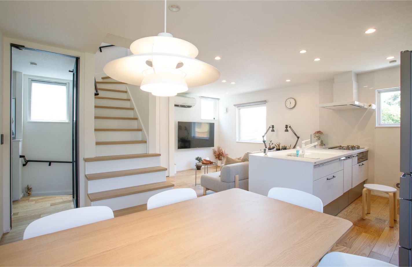 日興ホーム 【2,000万円台/狭小地/土地27.2坪/間取り図有】狭小地でもゆとりと採光に妥協しない注文住宅の醍醐味の建築実例画像4