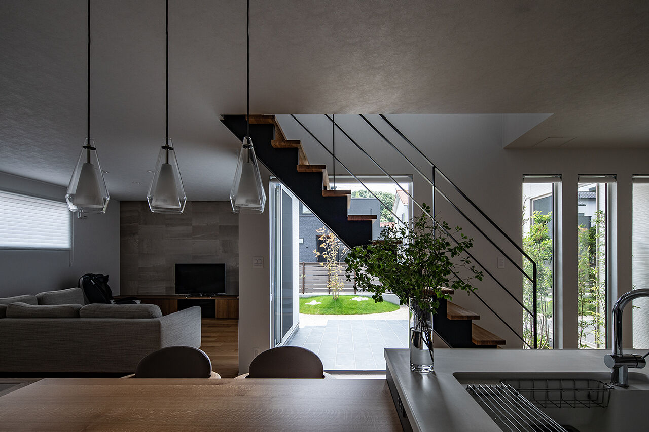 日興ホーム 【4000万円台/開放的な二世帯住宅/180.86平米/間取り図有】中庭を囲み、家事動線を短く効率化した明るい家の建築実例画像2