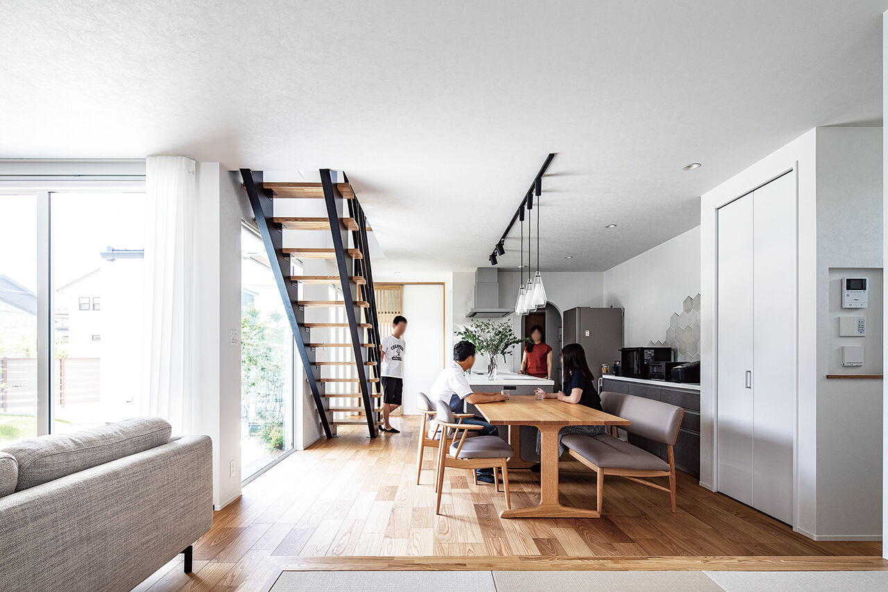 日興ホーム 【4000万円台/開放的な二世帯住宅/180.86平米/間取り図有】中庭を囲み、家事動線を短く効率化した明るい家の建築実例画像3