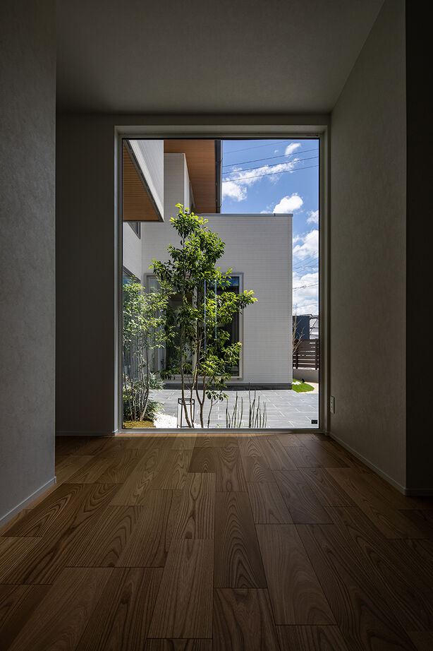 日興ホーム 【4000万円台/開放的な二世帯住宅/180.86平米/間取り図有】中庭を囲み、家事動線を短く効率化した明るい家の建築実例画像4