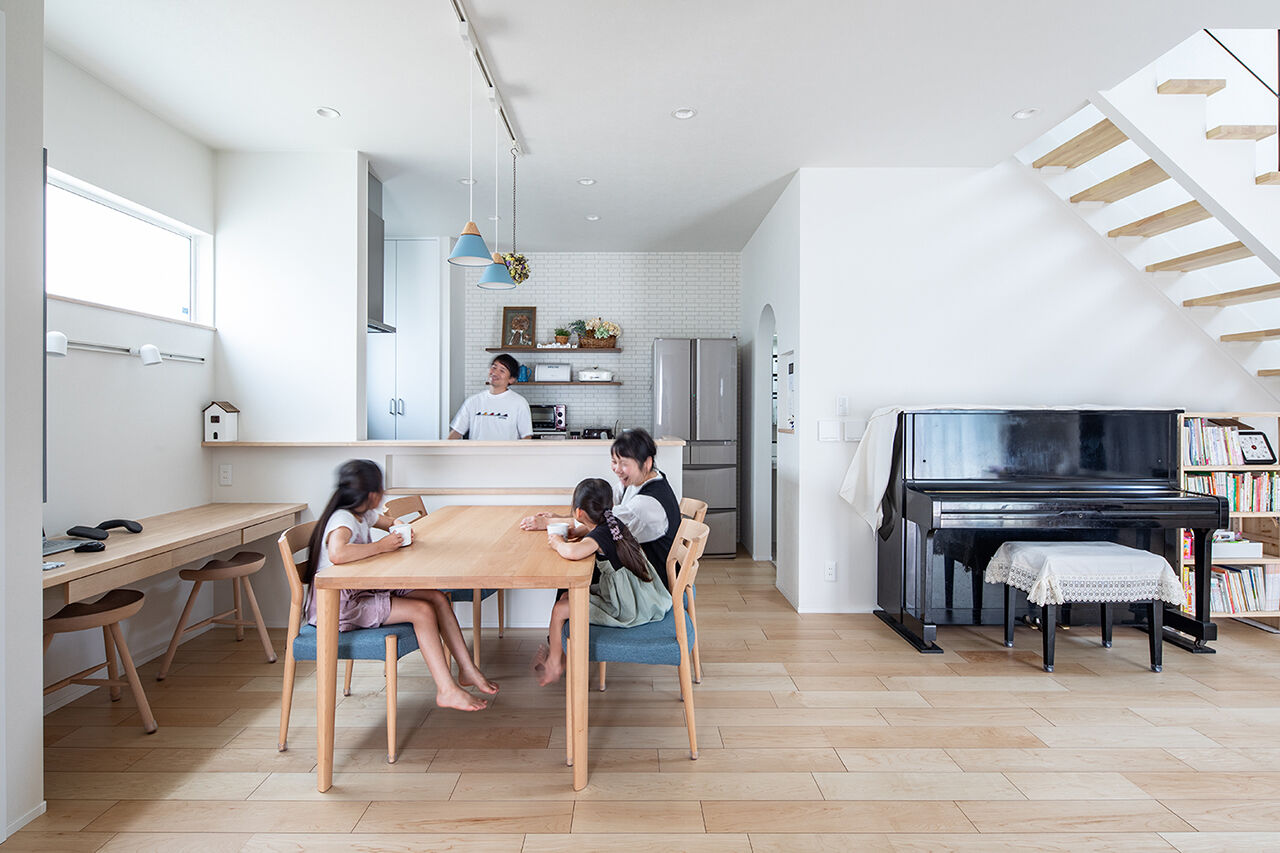 日興ホーム 【3000万円台/木漏れ日のリビング/115.75平米/間取り図有】明るくて暖かい家で手に入れた、憧れの毎日の建築実例画像2